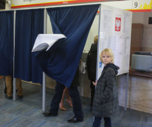 Jacek Kurski z rodziną na wyborach
