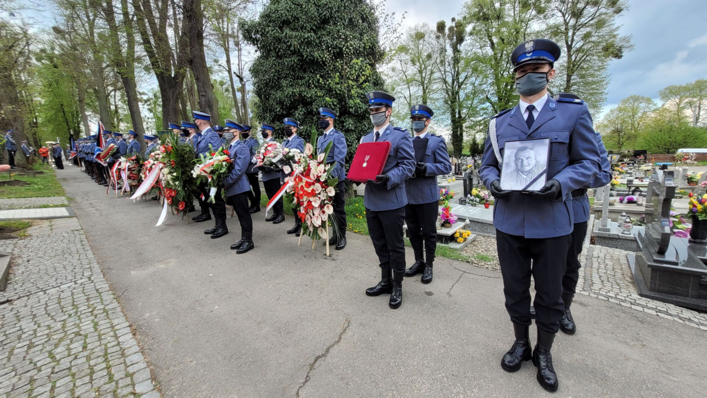 Pogrzeb policjanta z Raciborza. Tłumy przed kościołem. Ostatnie pożegnanie Michała Kędzierskiego