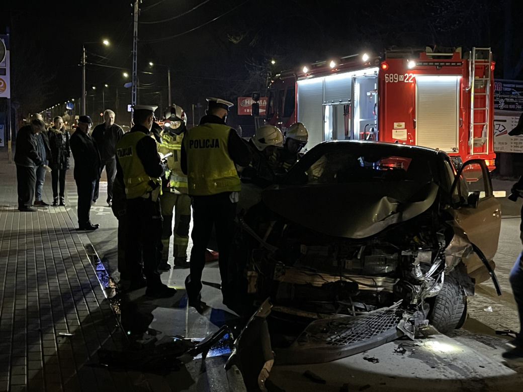 Huknął w ogrodzenie i zbiegł. W aucie była ciężarna kobieta