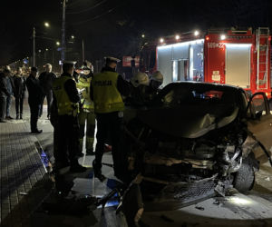 Huknął w ogrodzenie i zbiegł. W aucie była ciężarna kobieta