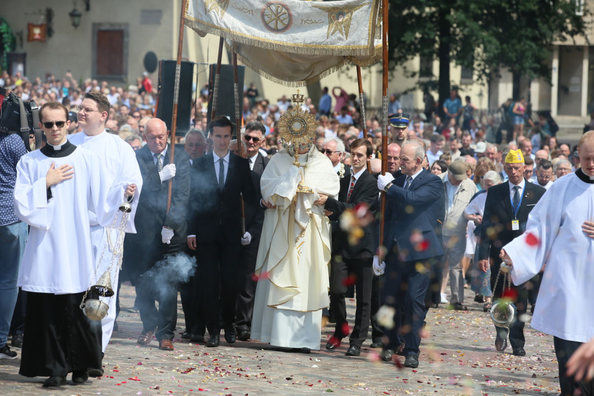 Centralna procesja Bożego Ciała w Warszawie. Ołtarze nawiązywały do wojny