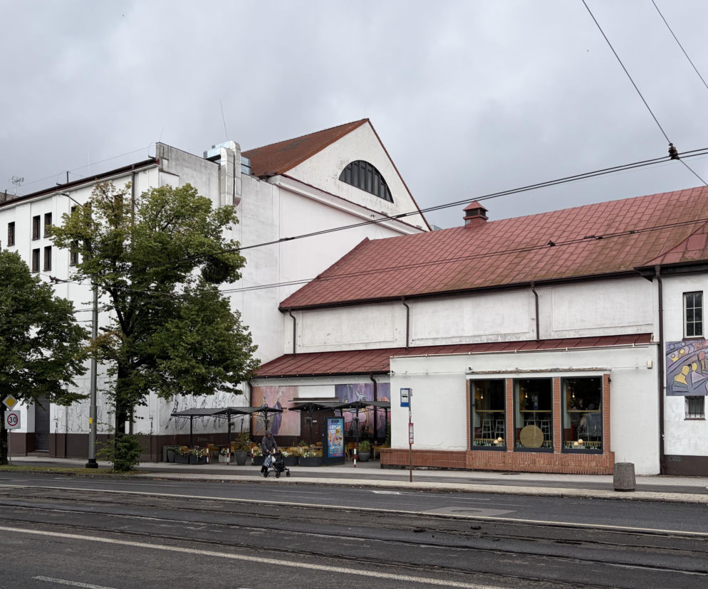 Gmach Opery Bałtyckiej w Gdańsku przy ulicy z torowiskiem. O historii budynku przeczytasz w serwisie Architektura.