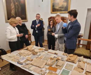 Pod podłogą mieszkania na Saskiej Kępie znajdowała się skytka z dokumentami i prywatnymi rzeczami z czasów okupacji