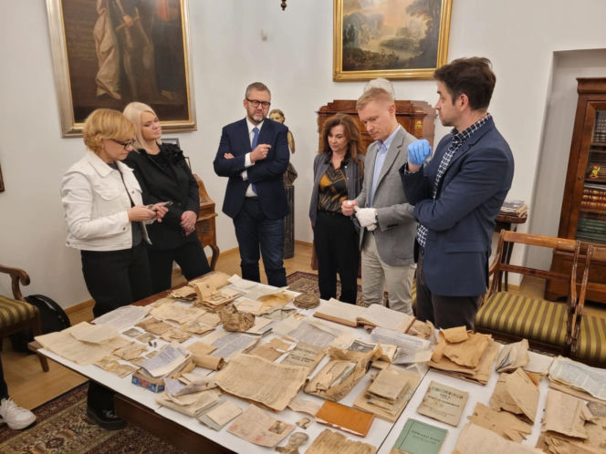 Pod podłogą mieszkania na Saskiej Kępie znajdowała się skytka z dokumentami i prywatnymi rzeczami z czasów okupacji