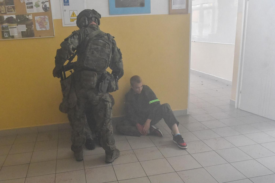 Efektowne ćwiczenia WOT w Czernikowie pod Toruniem. "Scenariusz zakładał atak przeciwnika na szkołę z kilkudziesięcioma uczniami"