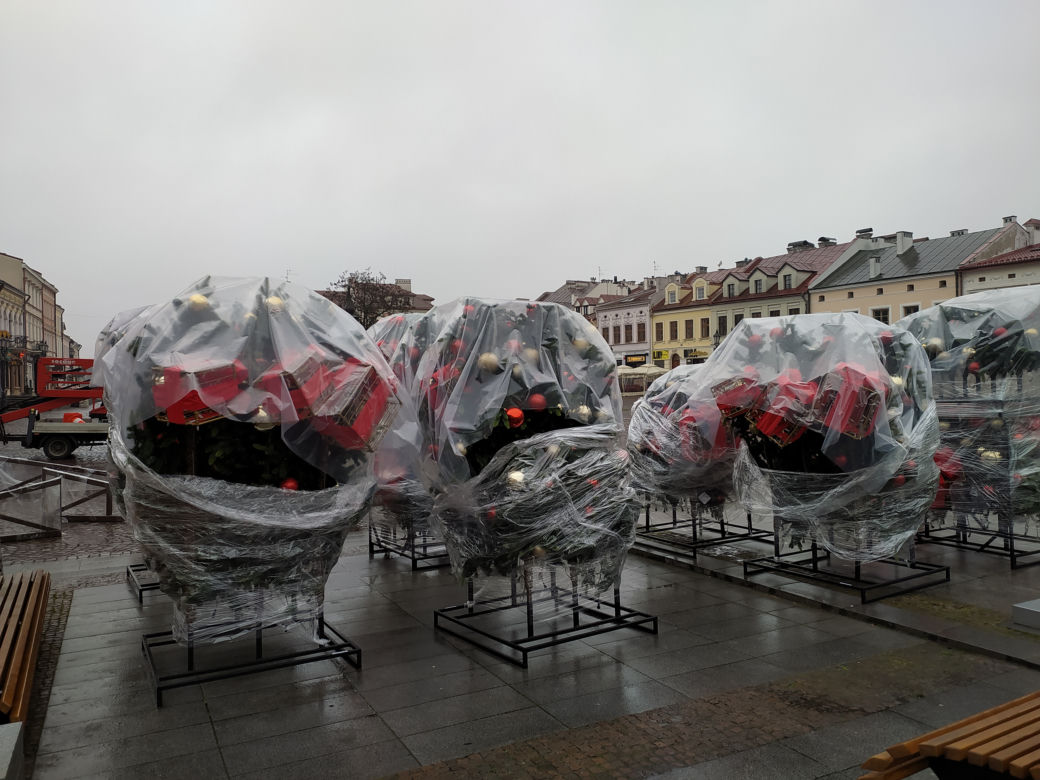 Stawiają świąteczną choinkę na Rynku [ZDJĘCIA]