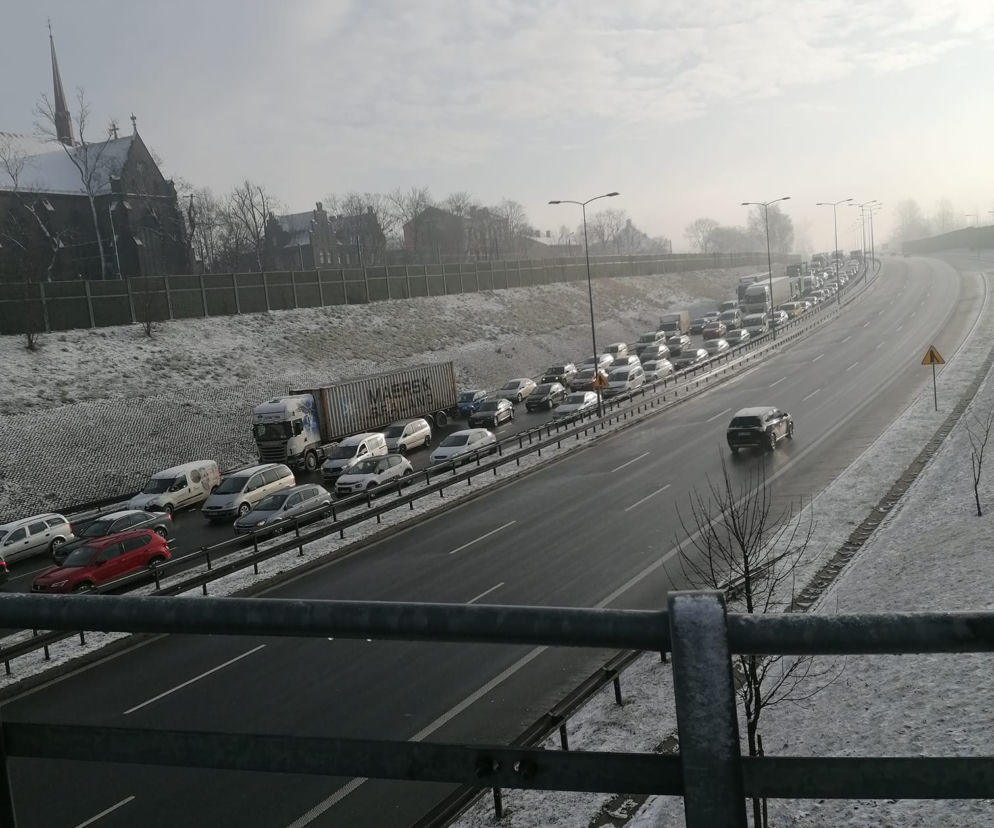Wypadek na DTŚ w Zabrzu. Zderzyły się 3 samochody. Droga całkowicie zablokowa. Dwie osoby są ranne