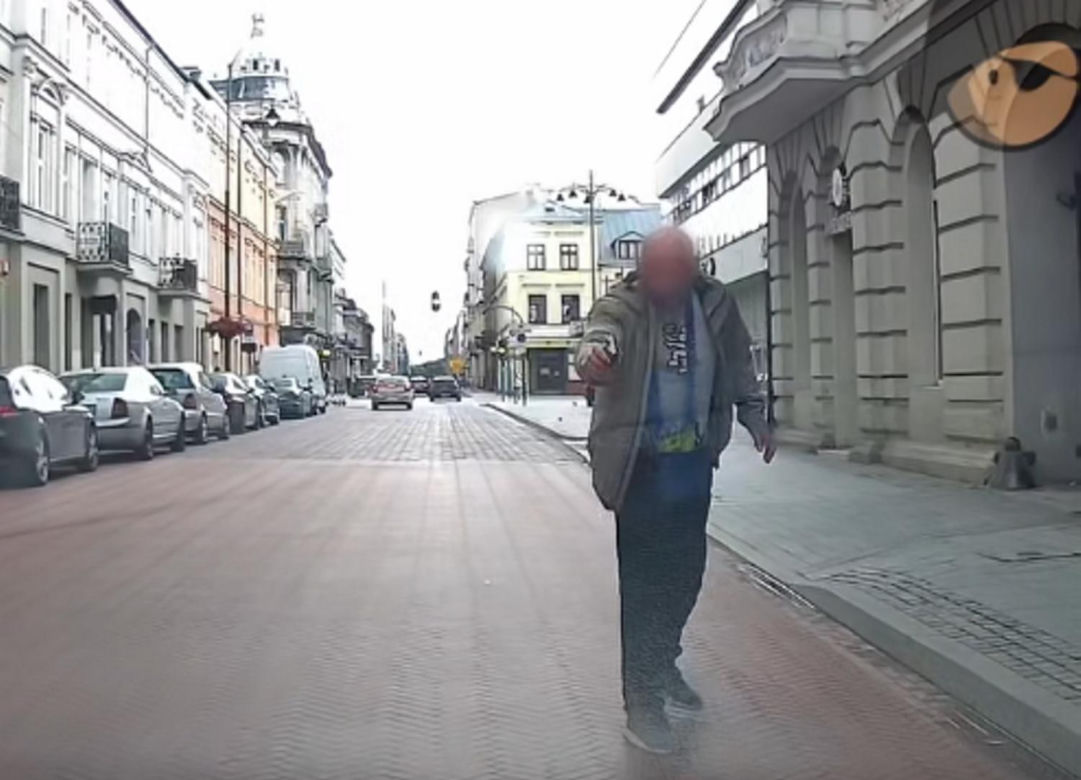 Wyjął pistolet na środku ulicy i wycelował w kobietę. Poszukuje go policja 