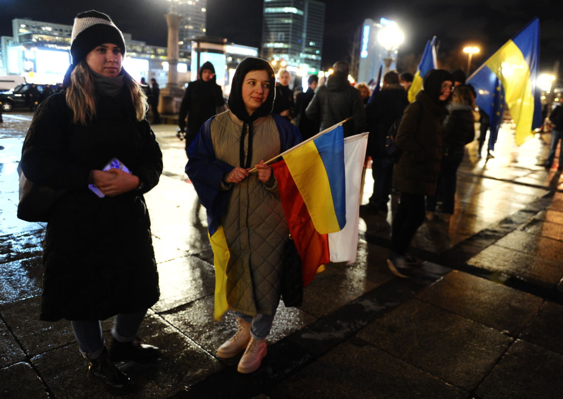 Warszawa solidarna z Ukrainą. Trzaskowski na wiecu RELACJA