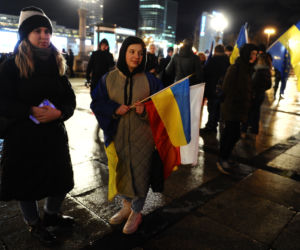Warszawa solidarna z Ukrainą. Trzaskowski na wiecu RELACJA