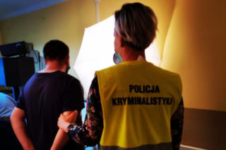Horror na Śląsku! Rzucił się na kobietę, przewrócił ją i zdarł z niej ubrania