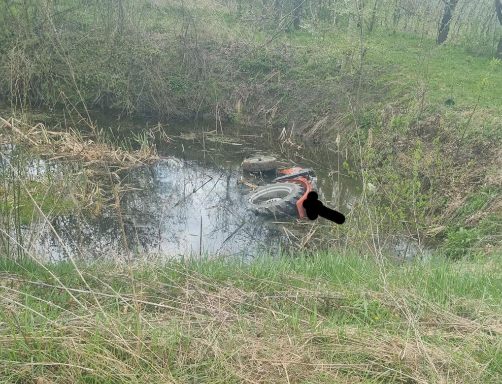 28-letni Ukrainiec zginął pod Garwolinem! Jego ciągnik wjechał do sadzawki [ZDJĘCIA]