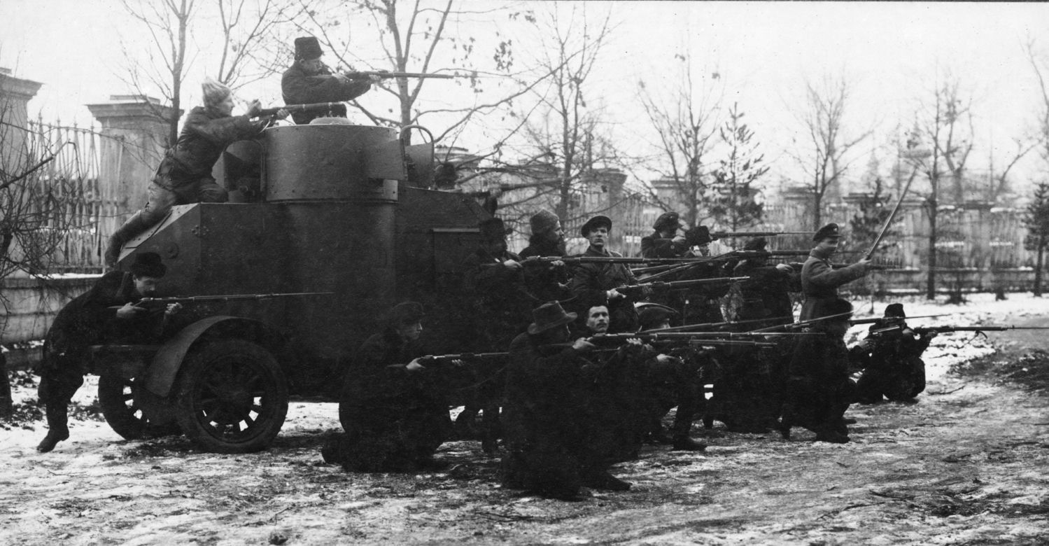 Oddział Armii Czerwonej na ulicy Piotrogrodu w czasie wojny domowej w Rosji, 1919
