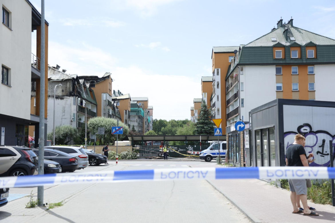 Blok przy ul. Powstańców w Ząbkach po pożarze