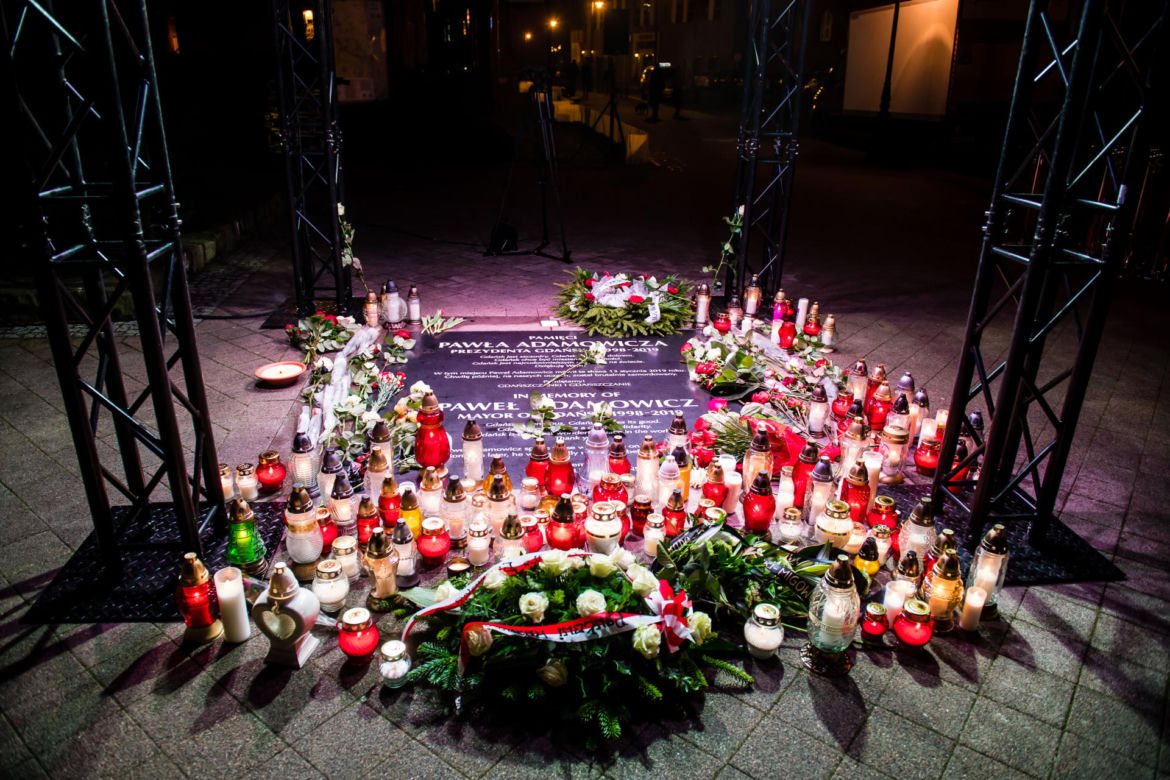 Skromny grób Pawła Adamowicza. Tak pochowano prezydenta Gdańska 