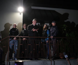 Biskup ewakuowany przez policję. Wierni krzyczeli: Ty tchórzu!