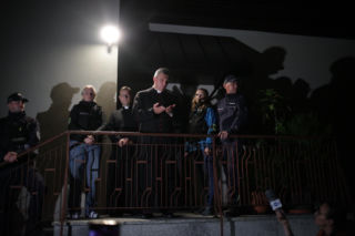 Biskup ewakuowany przez policję. Wierni krzyczeli: Ty tchórzu!