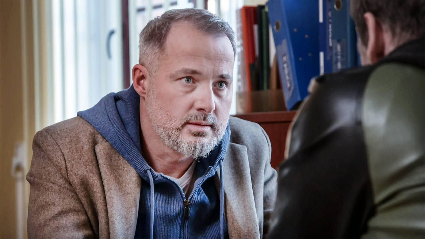 	Pierwsza miłość odc. 3961. Bartek (Rafał Kwietniewski), policjant śledczy Nowak (Robert Zawadzki)