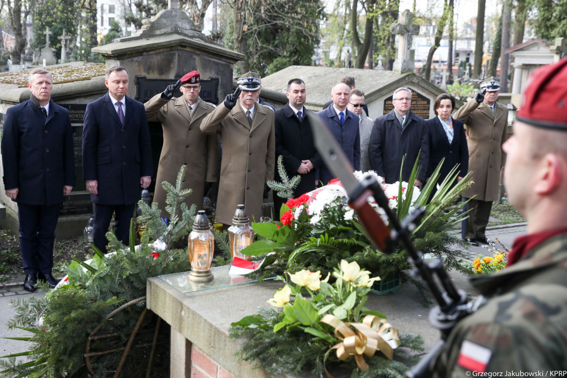 Rocznica Katastrofy Smoleńskiej w Krakowie. Prezydent Duda oddał hołd ofiarom