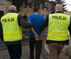 Pobił bez powodu 42-letniego mężczyznę butelką. Zakrwiawiona ofiara znaleziona przy drodze