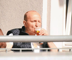 Samotny Kazimierz pije do słońca