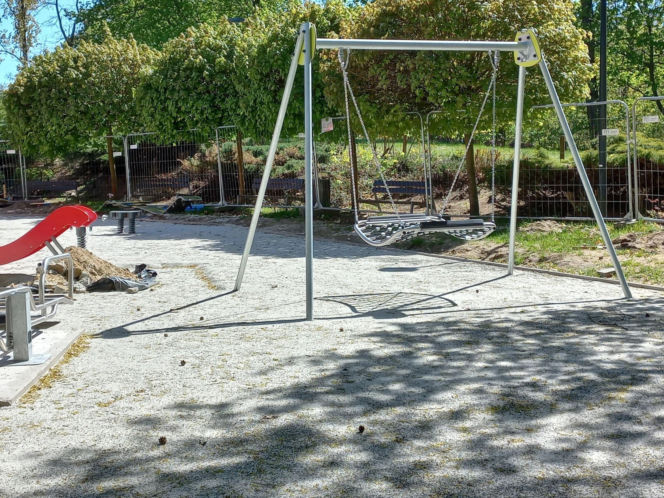 Statek piracki nabiera kształtów. Kiedy otwarcie placu zabaw w Parku Tysiąclecia w Lesznie? [ZDJĘCIA/FILM]