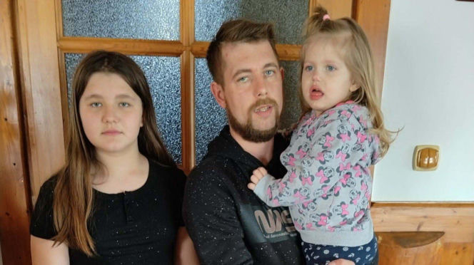 Straszny wypadek zabrał dziewczynkom mamę. "Los napisał dla tej rodziny tragiczny scenariusz"