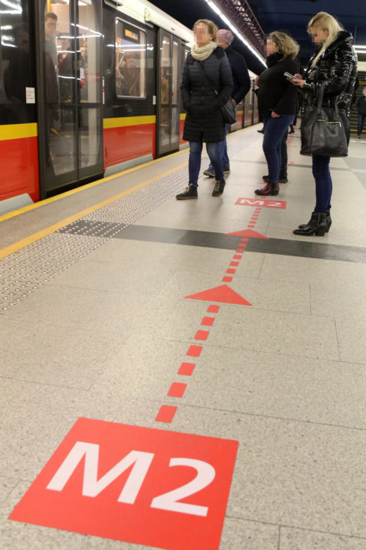 Nowe oznaczenia i tłok w metrze Świętokrzyska