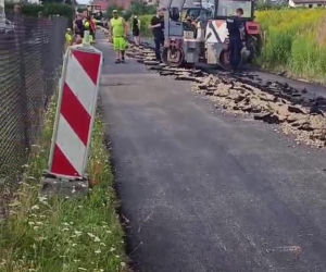 Rolnik zaorał świeży asfalt