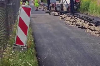 Rolnik zaorał świeży asfalt