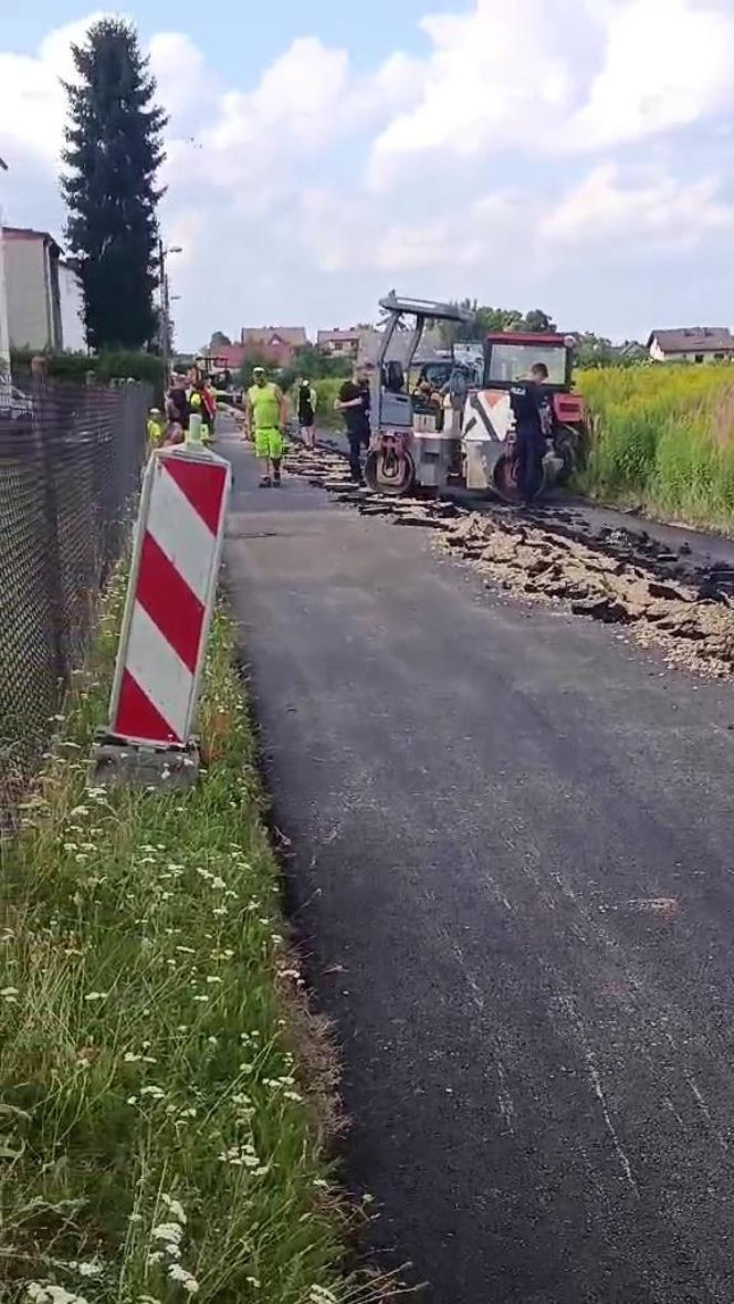 Rolnik zaorał świeży asfalt