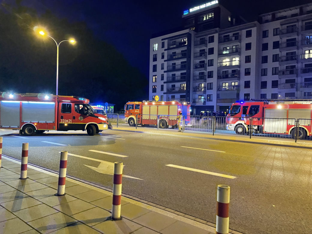 Warszawa. Mężczyzna spadł ze schodów przy zejściu do metra Służew. Leżał na ziemi przez kilkadziesiąt minut!