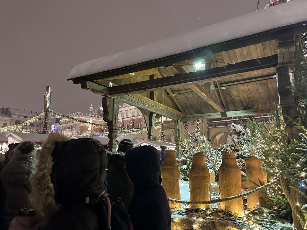 Choinka rozbłysła na Rynku Głównym. Tak wygląda Kraków w zimowej scenerii! 