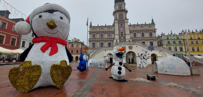 Bajkowa instalacja przed zamojski ratuszem