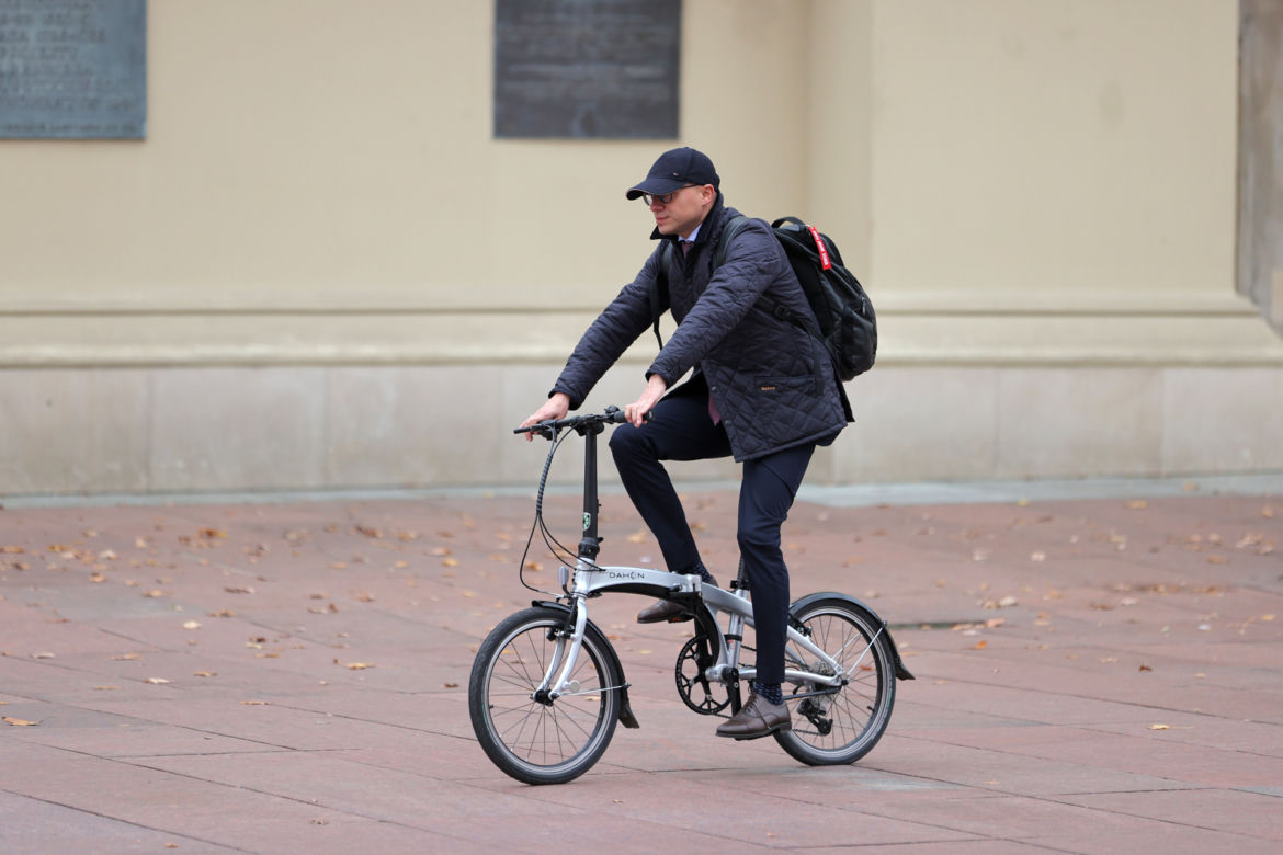 Minister Artur Soboń pędzi na składaku 