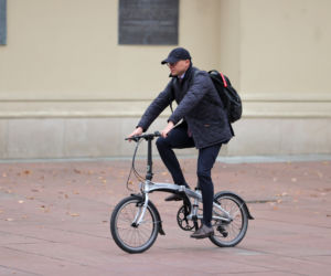 Minister pędzi na składaku 