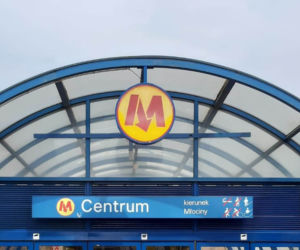 Wypadek na stacji metra w Centrum. Mężczyzna runął pod pędzący pociąg