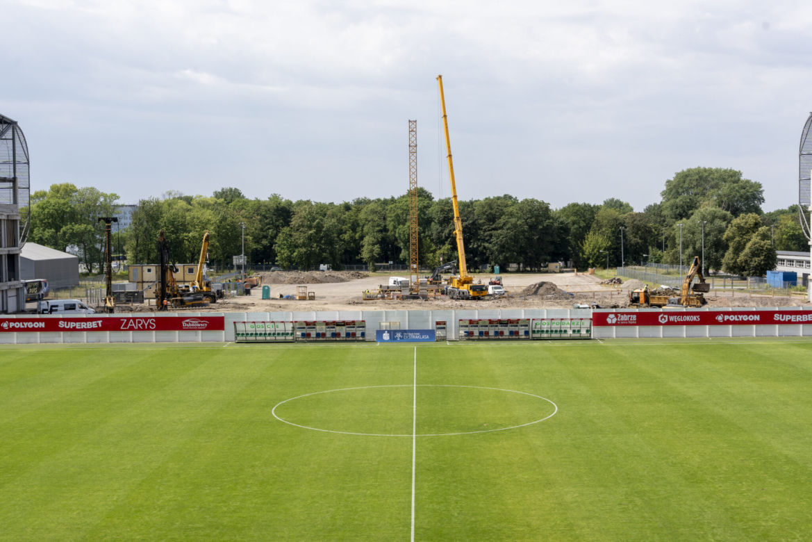 Trwa budowa czwartej trybuny na stadionie Górnika