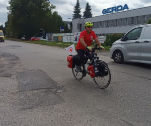 „Kilometry DOBRA” na dwóch kółkach. Lubelski wolontariusz rusza w trasę przez Polskę dla PCK
