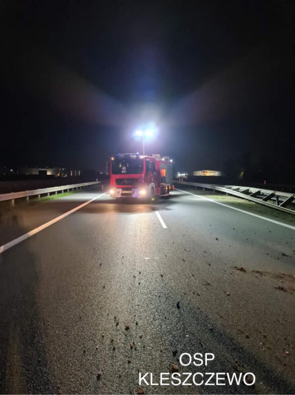 Groźny wypadek dwóch ciężarówek na A2 koło Poznania. Został z nich złom 