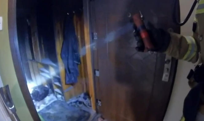 Łódź. Pożar mieszkania przy ul. Kusocińskiego. 27-latka z dzieckiem uwięzieni na balkonie [ZDJĘCIA]