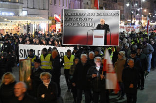Kaczyński podczas Marszu Pamięci o „złu” i „kłamstwie smoleńskim”. Nie gryzł się w język [ZDJĘCIA]