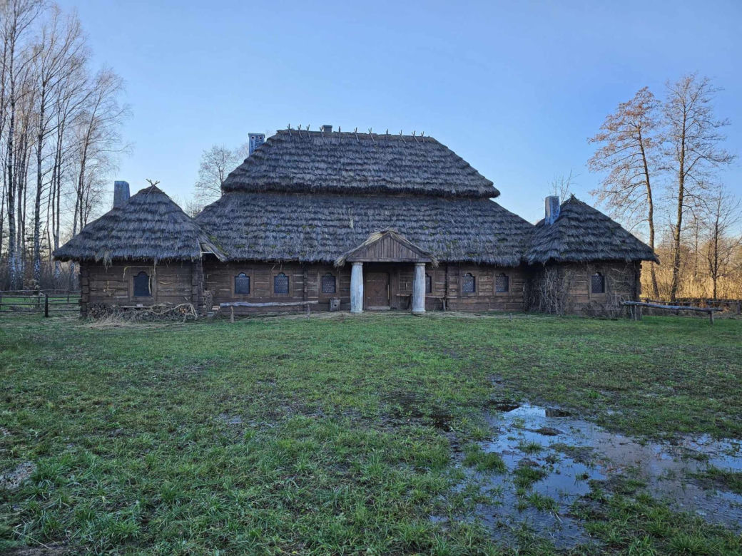 Adamczycha z serialu 1670 znajduje się w Kolbuszowej
