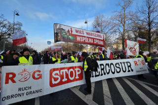 „Wieś Warszawa wspólna sprawa”. Rolnicy wściekli na Brukselę. Zablokowali całą Warszawę