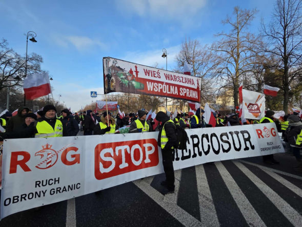 „Wieś Warszawa wspólna sprawa”. Rolnicy wściekli na Brukselę. Zablokowali całą Warszawę