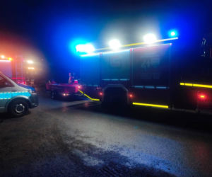 Koszmarny finał piątkowego wieczoru. Auto wpadło do stawu. W środku cztery osoby