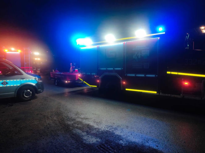 Koszmarny finał piątkowego wieczoru. Auto wpadło do stawu. W środku cztery osoby