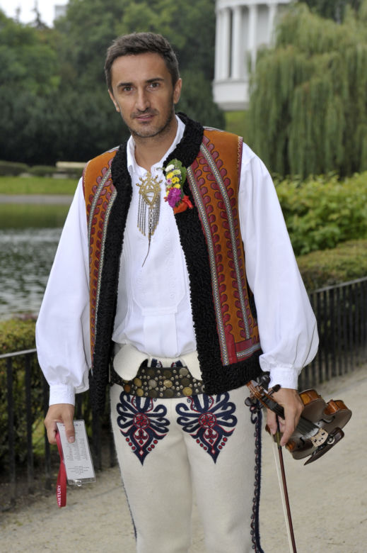 Sebastian Karpiel-Bułecka Piosenkarz gospodarzem programu "Magiczne Podhale"