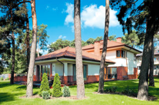 Postawili warunek: te drzewa mają zostać. Tak powstał dom inspirowany dziełami legendarnego architekta