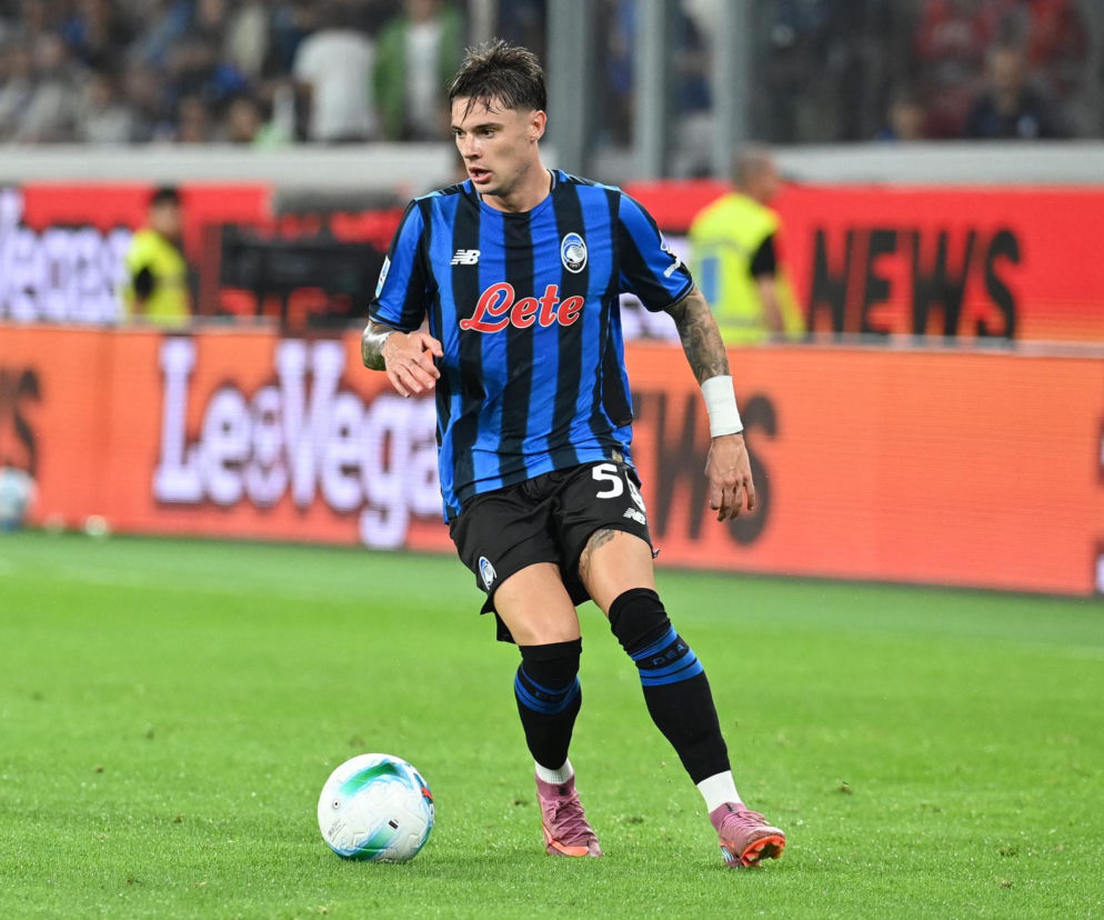 Nicola Zalewski w koszulce Atalanty biegnie z piłką po boisku. O możliwym transferze Polaka przeczytasz na SE Supersport.